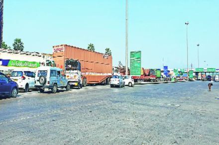 ‘फास्टॅग’ तरीही टोलनाक्यावर रांगा