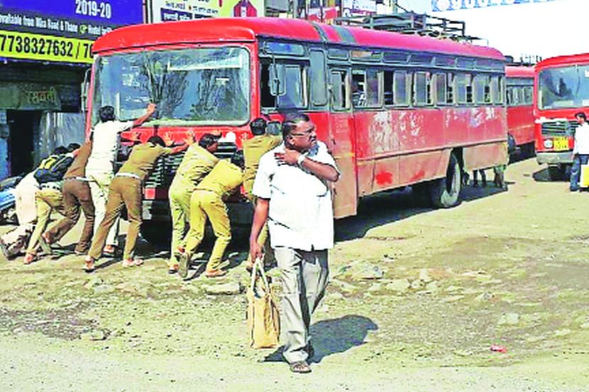 नादुरुस्त एसटी बसमधून प्रवास