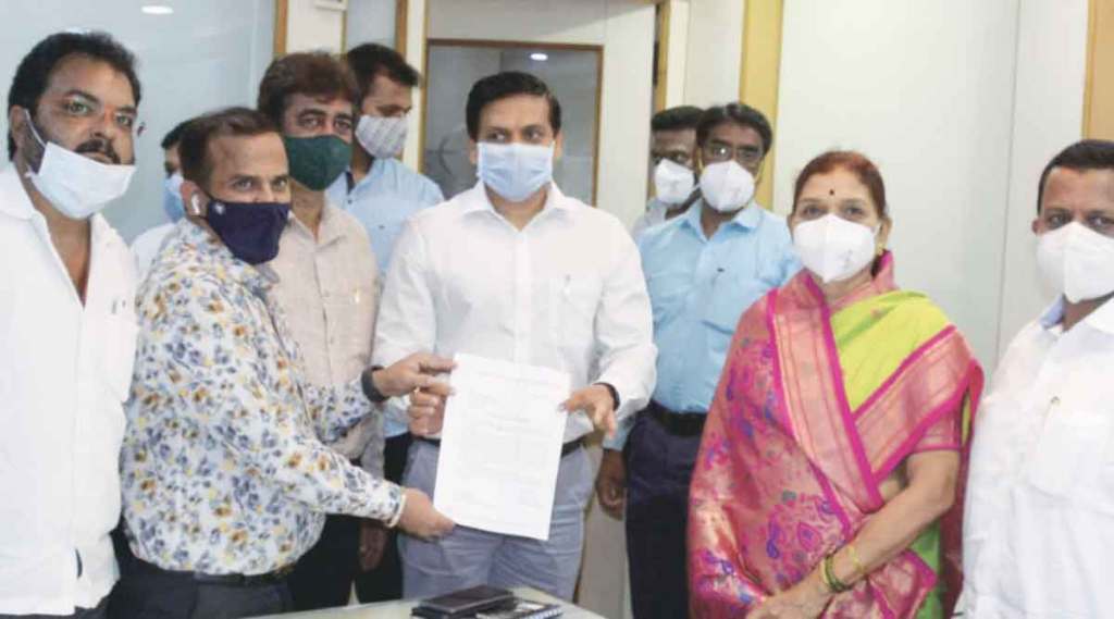 पिंपरीतील व्यापाऱ्यांनी बुधवारी महापौर माई ढोरे आणि आयुक्त राजेश पाटील यांना भेटून मागण्यांचे निवेदन दिले.                                                   