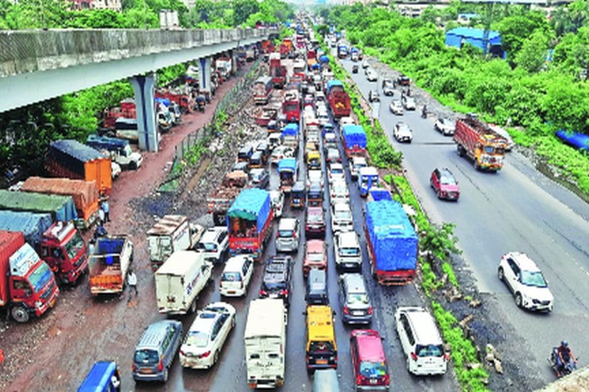 रेल्वे येऊ देईना, खड्डे जाऊ देईना!