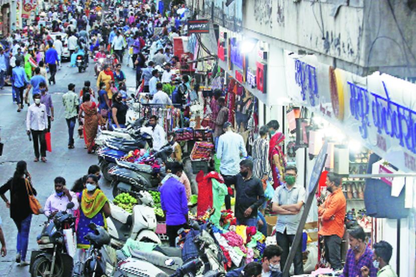 निर्बंध शिथिल केल्याने बाजारपेठांत गजबज