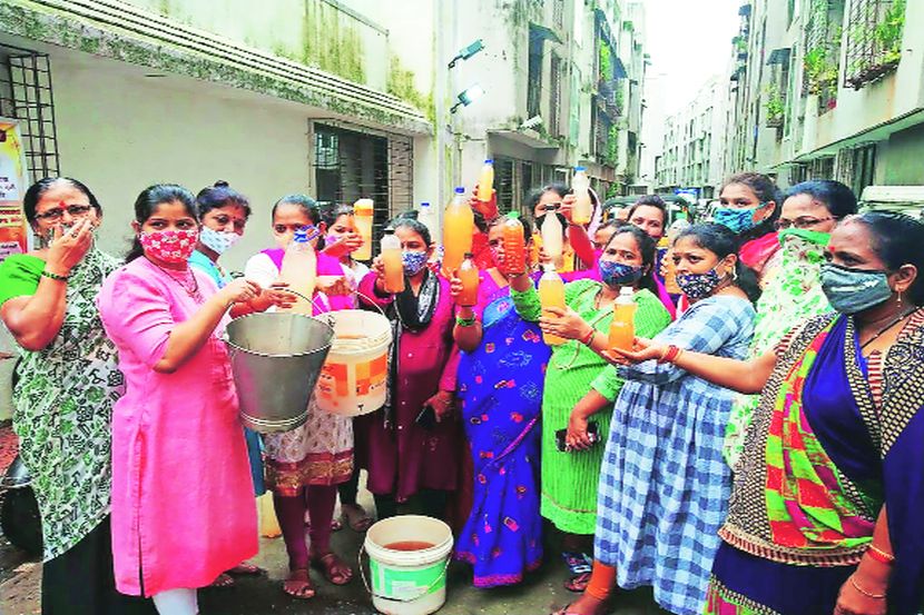 कशेळी-काल्हेर परिसरात राहणाऱ्या महिलांनी गढूळ पाणी येत असल्याचे निदर्शनास आणून दिले.