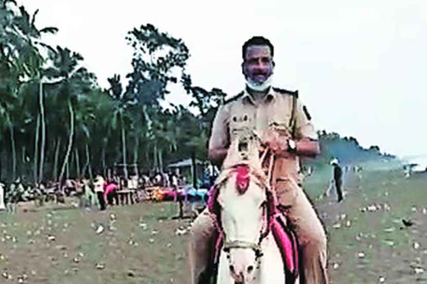 समुद्रकिनारी पोलिसांची घोड्यावरून गस्त