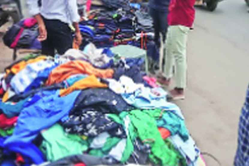 फेरीवाल्यांचे पुन्हा रस्त्यावर बस्तान