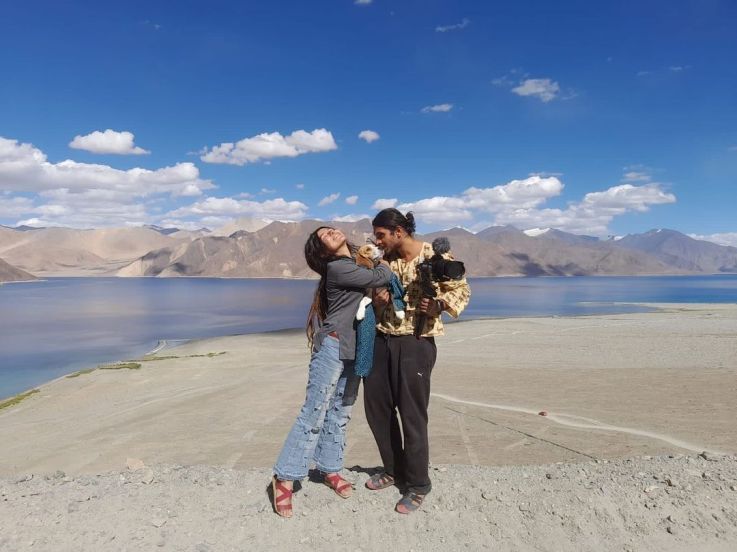 निधि सध्या तिच्या मित्र-मैत्रिणीसोबत निसर्गाच्या सानिध्यात भटकंती करत आहे.