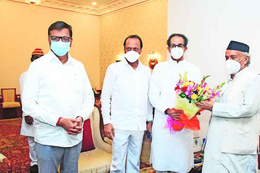 मुख्यमंत्री उद्धव ठाकरे यांच्यासह उपमुख्यमंत्री अजित पवार आणि महसूलमंत्री बाळासाहेब थोरात यांनी बुधवारी राज्यपाल भगतसिंह कोश्यारी यांची भेट घेतली.