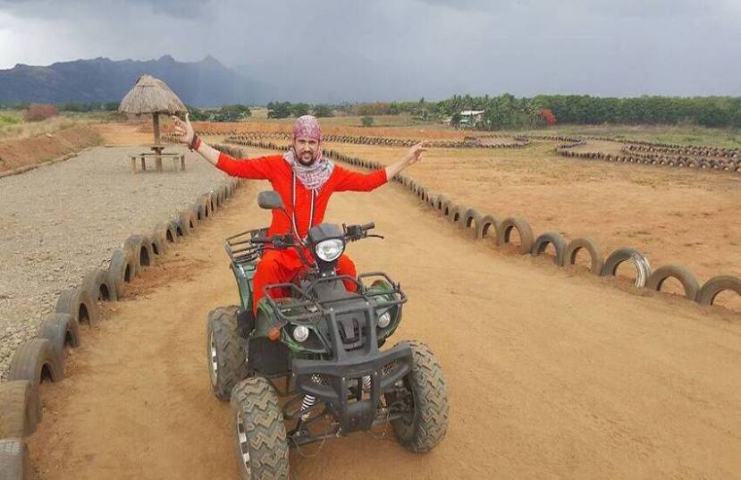 यानंतर आनंद गिरी याच्याबद्दल सगळीकडे चर्चा रंगली असून त्याचे काही फोटो सोशल मीडियावर व्हायरल झाले आहेत.