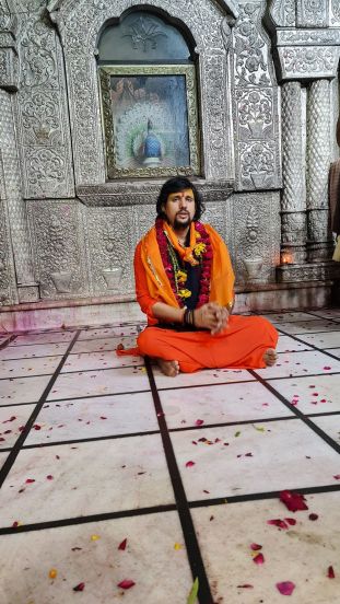 आनंद गिरी स्वत:ला अध्यात्मिक आणि योगगुरु म्हणवतो.