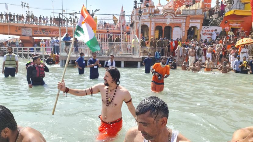 आनंद गिरीचा जन्म राजस्थानच्या भीलवाडामध्ये मध्यमवर्गीय कुटुंबात झाला होता. वयाच्या १२ व्या वर्षीच आनंद गिरीने घर सोडलं आणि हरिद्वारला गेला. आपण बनारस हिंदू विद्यापीठातून पदवीधर शिक्षण घेतल्याचं आनंद गिरी सांगतो.