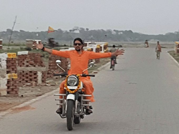 नंतर नरेंद्र गिरी आणि आनंद गिरी यांच्यात अंतर निर्माण झालं. २०२१ च्या सुरुवातीला आनंद गिरीने आपलेच गुरु नरेंद्र गिरी यांच्यावरच मठाची जमीन बेकायदेशीरपणे विकल्याचा आरोप करत खळबळ माजवली होती.