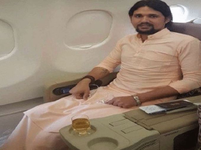 आनंद गिरीच्या समर्थकांकडून वारंवार होणारे हल्ले पाहता नरेंद्र गिरी यांनी त्यांना मठातून बर्खास्त केलं. आनंद गिरी यांनी राष्ट्रपतींपासून ते पंतप्रधान नरेंद्र मोदीपर्यंत अनेकांना पत्र लिहून नरेंद्र गिरीच्या कामांबद्दल चौकशी करण्याचं आवाहन केल्याचं सांगितलं जातं.