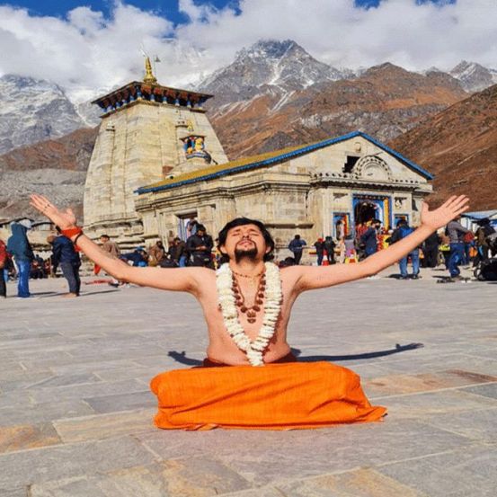 मात्र नरेंद्र गिरी यांच्या निधनाच्या दोन महिने आधीच मठाकडून एक व्हिडीओ प्रसिद्ध करण्यात आला होता, ज्यामध्ये आनंद गिरीने आपल्या चुकांसाठी माफी मागितली असून त्याला पुन्हा सदस्यत्व देण्यात आल्याचं सांगण्यात आलं होतं.