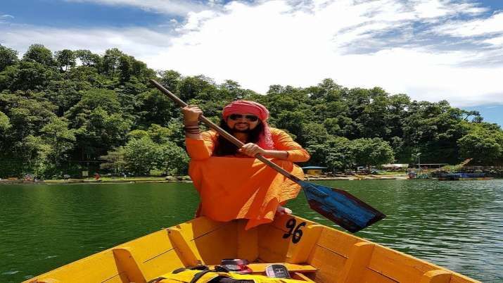 याशिवाय त्याने स्कायडायव्हिंग तसंच रिव्हर राफ्टिंगचेही व्हिडीओ पाठवले आहेत.