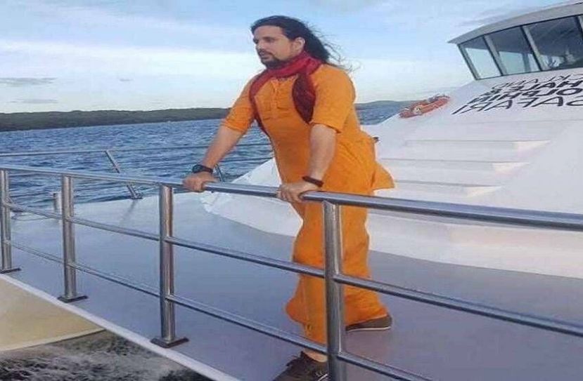 आनंद गिरीच्या फेसबुक पेजवर त्याच्या विदेश दौऱ्यातील अनेक फोटो आहेत.