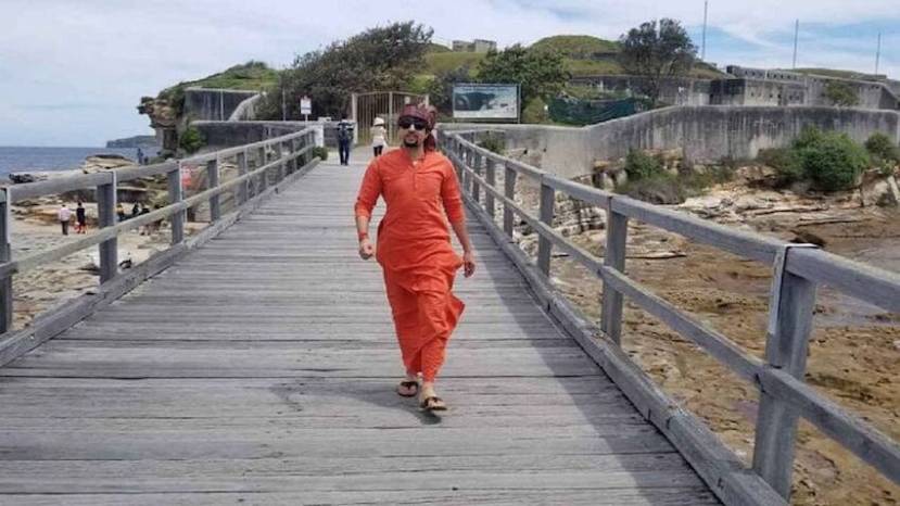 यामध्ये आनंद गिरी ब्रिस्बेन, पॅरिस, बर्लिन, ऑकलंड, लंडन तसंच अनेक ठिकाणी फिरायला गेला होता असं दिसतं.