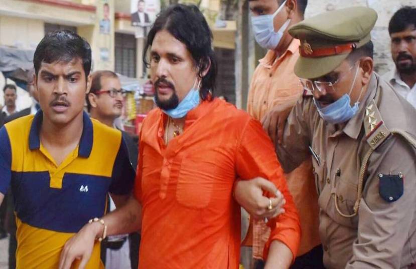 अ.भा. आखाडा परिषदेचे अध्यक्ष महंत नरेंद्र गिरी यांच्या मृत्यूमुळे सध्या एक नाव चांगलंच चर्चेत आहे ते म्हणजे आनंद गिरी. अलाहाबादेतील बाघंबरी मठात नरेंद्र गिरी यांचा मृतदेह छताला लटकलेल्या अवस्थेत आढळला आणि एकच खळबळ उडाली होती. यावेळी त्यांनी लिहिलेल्या सुसाईड नोटमध्ये त्यांचा शिष्य आनंद गिरी याला आत्महत्येसाठी कारणीभूत ठरवलं होतं. यानंतर पोलिसांनी आनंद गिरीला अटक केली.