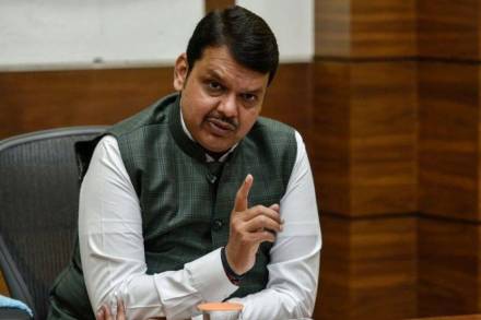 रेल्वे प्रकल्पांना निधी न देण्याचे राज्य सरकारचे धोरण आडमुठेपणाचे