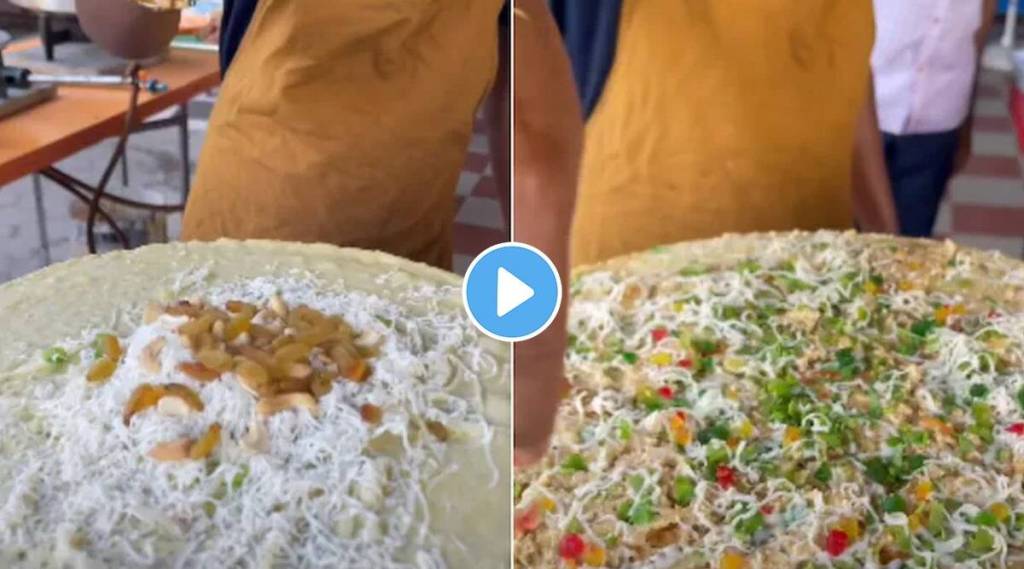 Man makes Dilkhush Dosa with onions