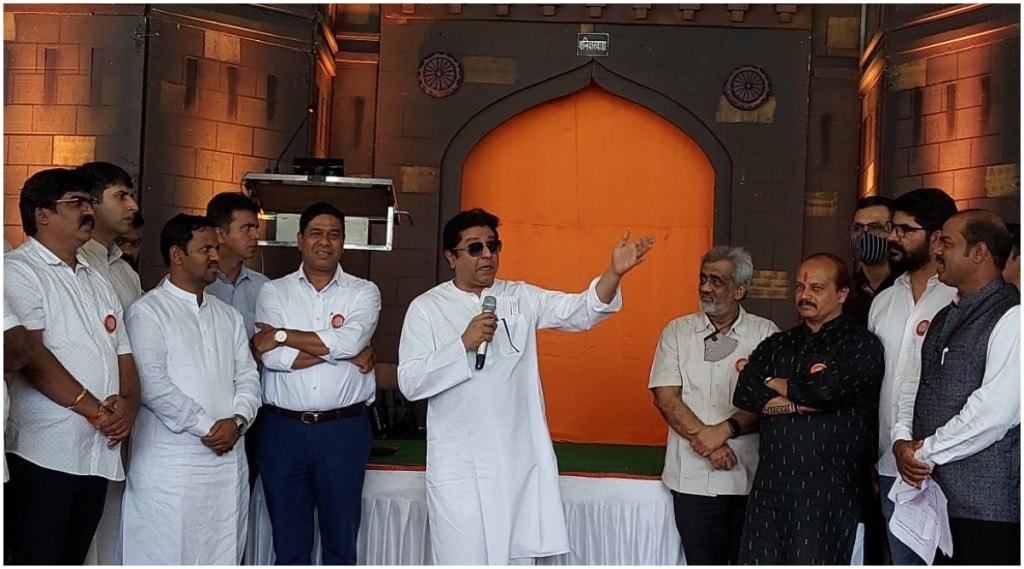 बाळासाहेब जेव्हा जाहीर सभेदरम्यान राज ठाकरेंना म्हणाले होते, “तू बोलतोस की मी जाहीर करू….”