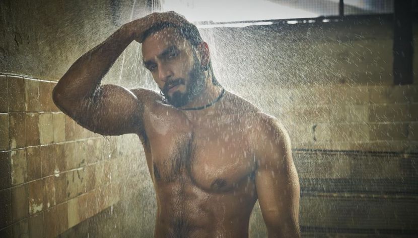 या फोटोमध्ये रणवीर शॉवर खाली पोज देताना दिसत आहे.