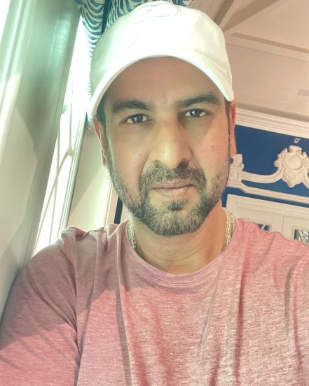 रोनित रॉय - 'क्यूंकी सास भी कभी बहू थी' फेम अभिनेता रोनित रॉय तर ४ वर्ष बेरोजगार होता अशी चर्चा होती. एवढंच नाही तर बेरोजगार झाल्यामुळे तो डिप्रेशनमध्ये गेला होता असे देखील म्हटले जात होते. (Photo Credit : Ronit Boseroy Instagram)