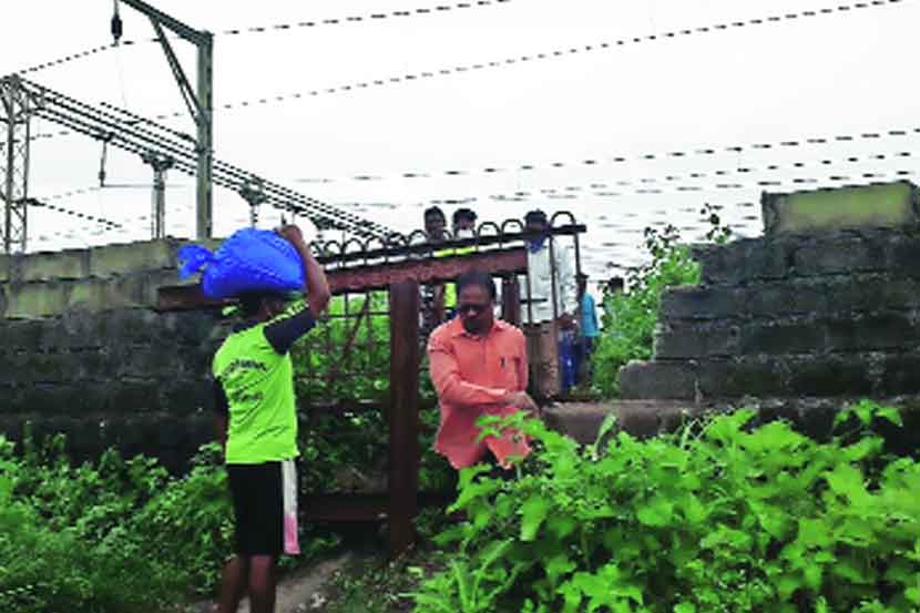 रेल्वेमार्गाला छेदणारा दीडशे वर्षे जुना मार्ग बंद