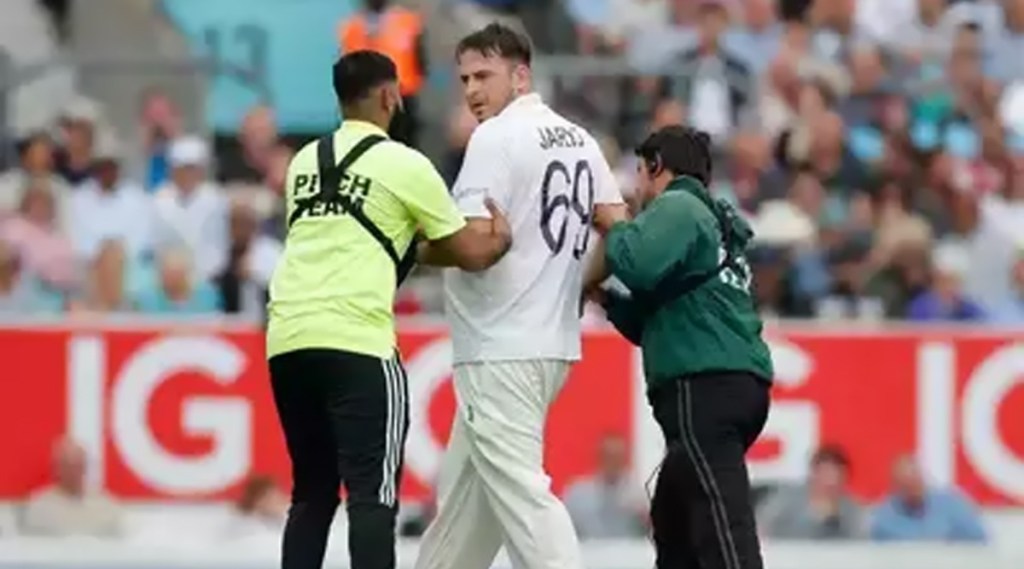 ENG vs IND : मैदानात वारंवार घुसखोरी करणाऱ्या 'त्या' भारतीय चाहत्याला पोलिसांनी डांबले तुरुंगात! ENG vs IND : मैदानात वारंवार घुसखोरी करणाऱ्या 'त्या' भारतीय चाहत्याला पोलिसांनी डांबले तुरुंगात!