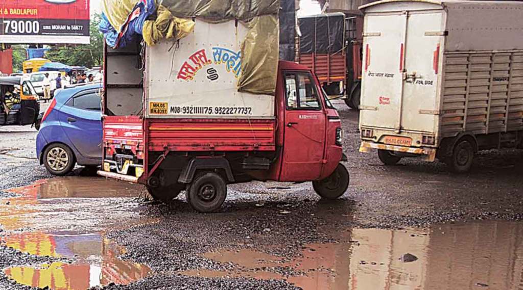 खड्डेप्रश्नी कामचुकार अधिकारी, कंत्राटदारांवर कारवाई