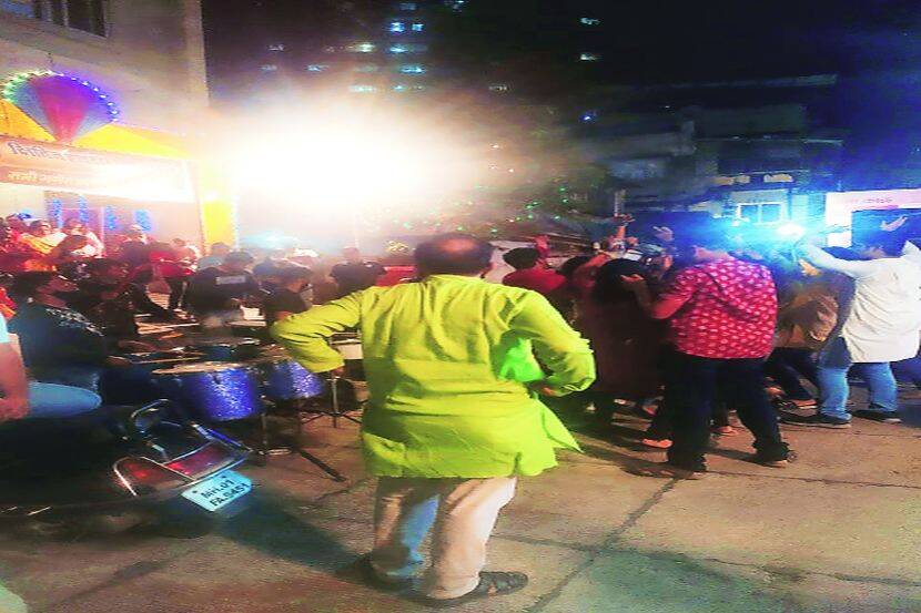 मुख्य रस्त्यावर पोलीस बंदोबस्त असल्याने नागरिकांनी स्थानिक परिसरात, इमारतीच्या आवारात, चाळीच्या आवारात मिरवणुका काढल्या. या वेळी ५० ते १०० नागरिक घरगुती गणपतींच्या मिरवणुकीत एकत्र येऊन नाचत होते.