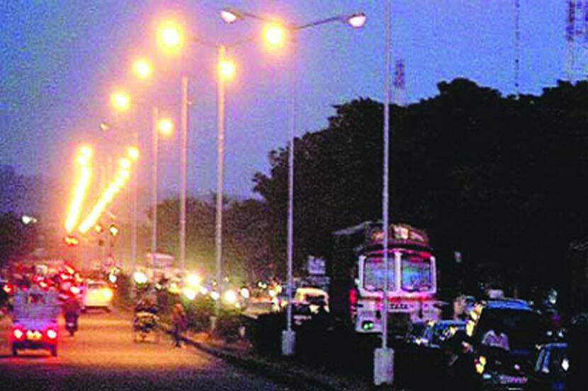 धोकादायक वळण, माहिती फलकाअभावी अपघाताचा धोका धोकादायक वळण, माहिती फलकाअभावी अपघाताचा धोका