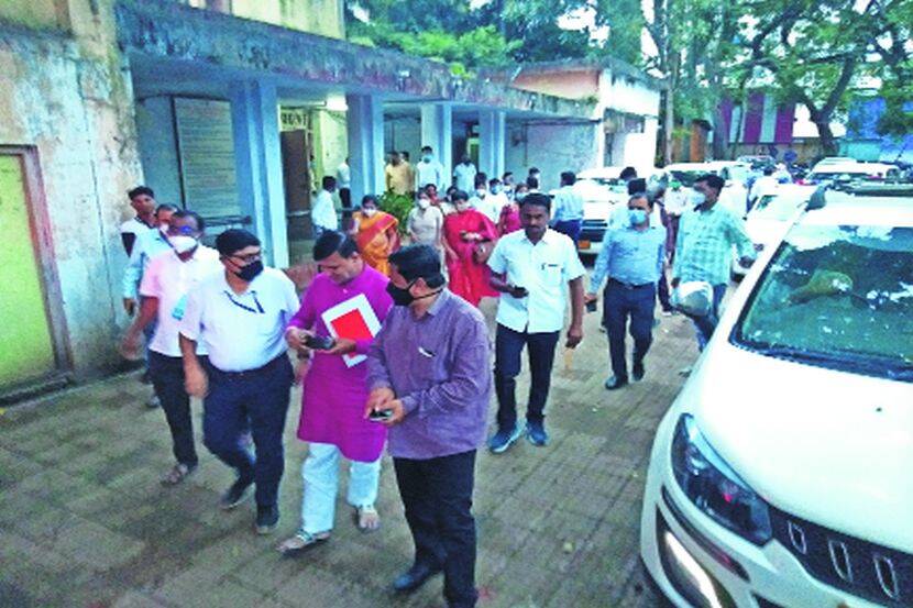 जिल्हा दुय्यम निबंधकांच्या कार्यालयातून बाहेर पडतांना विधीमंडळ अंदाज समितीचे सदस्य