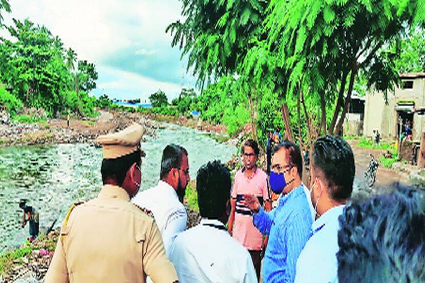 नांदगावमध्ये नुकसानग्रस्त भागाची पाहणी करताना जिल्हाधिकारी सूरज मांढरे व अधिकारी.