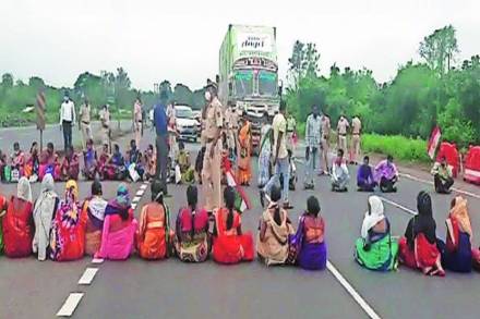 खड्डे आणि कोंडीचा संताप