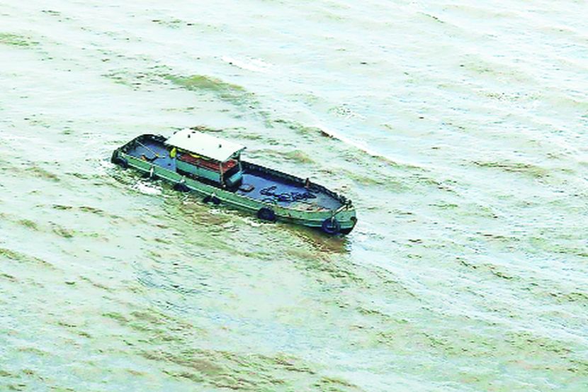 बोटमालकाच्या बेफिकिरीपणामुळे सुरक्षा यंत्रणा वेठीस