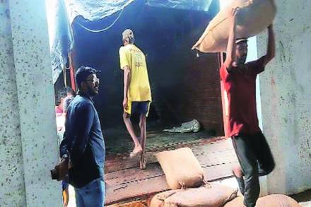 भात भरडाईतून ‘कमाई’ भात भरडाईतून ‘कमाई’