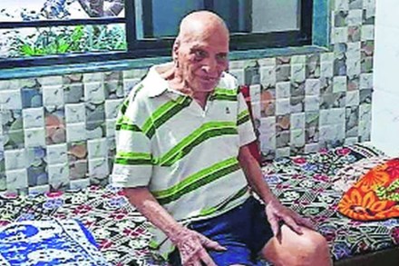 शतकवीर माजी क्रिकेटपटू रघुनाथ चांदोरकर यांचे निधन शतकवीर माजी क्रिकेटपटू रघुनाथ चांदोरकर यांचे निधन