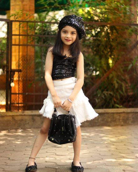 साईशाचे सोशल मीडियावर फार सक्रीय असून तिचे स्वत:चे युट्यूब चॅनलही आहे.
