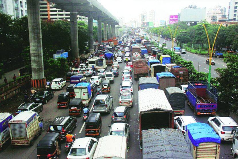 घोडबंदर रोडवर सोमवारी सकाळी ट्रक बंद पडल्याने वाहतुकी कोंडी झाली. रस्त्यावर वाहनांच्या लांब रांगा लागल्या होत्या.