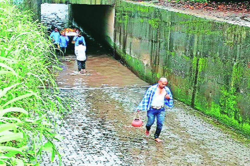 गुडघाभर पाण्यातून अंत्ययात्रा नेण्याची वेळ!