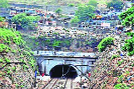 पारसिक बोगद्यातील गळती सुरूच पारसिक बोगद्यातील गळती सुरूच