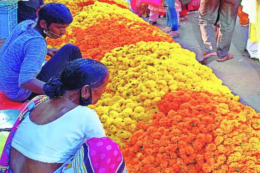 फुलांच्या किमती वधारल्या