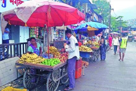 फेरीवाल्यांची मुजोरी कायम फेरीवाल्यांची मुजोरी कायम