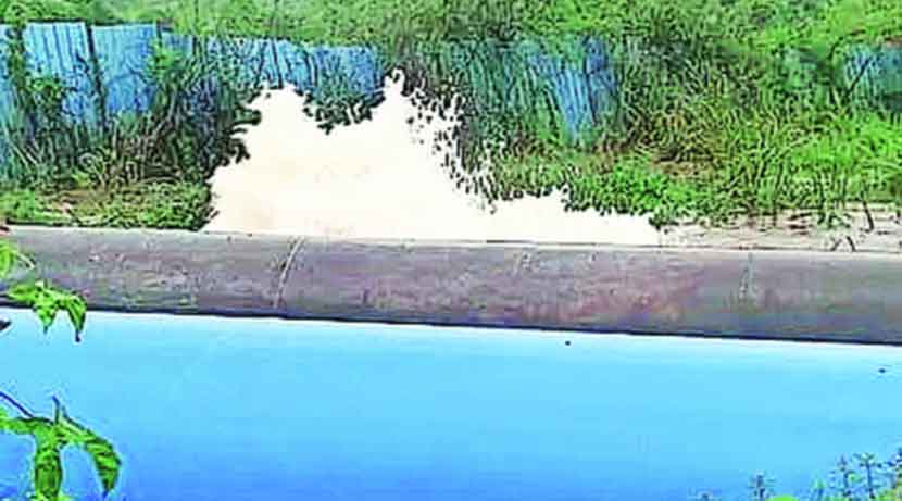 जलवाहिनी फुटल्याने शिळफाटा रस्ता जलमय - Marathi News | Shilphata Road ...