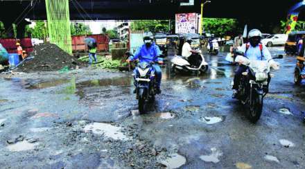 गणेशोत्सव मिरवणुकांना खड्डय़ांचे विघ्न गणेशोत्सव मिरवणुकांना खड्डय़ांचे विघ्न