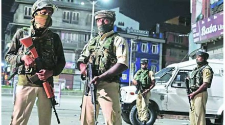 काश्मीरमध्ये निर्बंध शिथिल; सुरक्षा दले तैनात काश्मीरमध्ये निर्बंध शिथिल; सुरक्षा दले तैनात
