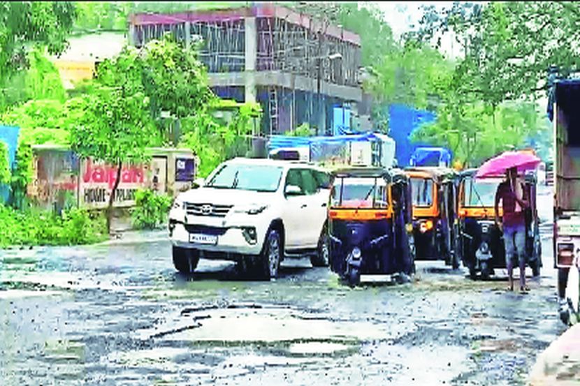 गणरायाच्या आगमनाला खड्डय़ांचे विघ्न