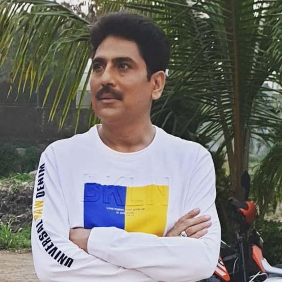 शैलेश लोढा हा मालिकेत तारक मेहताची भूमिका साकारतो. त्याने बॅचलर ऑफ सायन्स (बीएस.सी) ही पदवी मिळवली आहे आणि मार्केटिंगमध्ये पदव्युत्तर पदवी देखील पूर्ण केली आहे.
