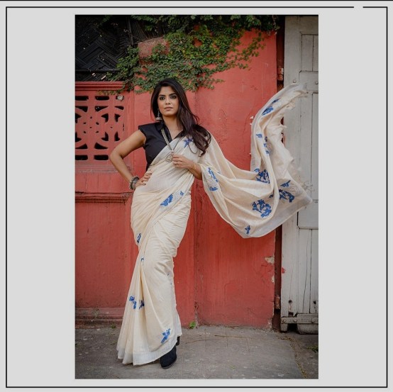 ती म्हणते, दुर्गा पुजेत आजोबांसोबत फिरायला जायचे. आम्हाला उपवास असायचा. त्यामुळे आजोबा आम्हाला पुष्पांजली देऊन फिरायला न्यायचे. तेव्हा मी आईसक्रिम खाऊन उपवास तोडायचे, असं सायंतनीने सांगितलं.