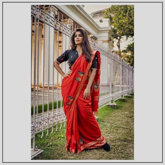 मुंबईत असले तरी अष्टमीच्या दिवशी मी सुट्टी घेते, साडी नेसते आणि दुर्जापुजेच्या पंडालला भेट देते, असं तीने सांगितलं.