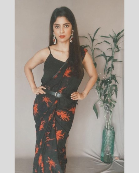 बंगालला जाता येत नसलं तरी ओळखीतल्या बंगाली अभिनेत्री आणि मैत्रिणींसोबत दुर्गा पुजा साजरी करते, असं सायंतनी म्हणाली.    